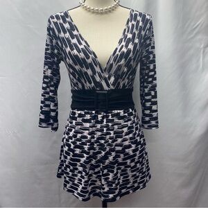 Y2K black/white top by Wrapper W Med. 3/4 SL ties in the back faux buckle 90’s